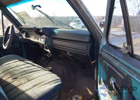 1983 Ford F100 z USA, uszkodzony, nr VIN 1FTCF10Y2DNA53993